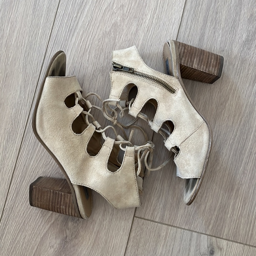 Steve Madden size 8 nude sandals with laces